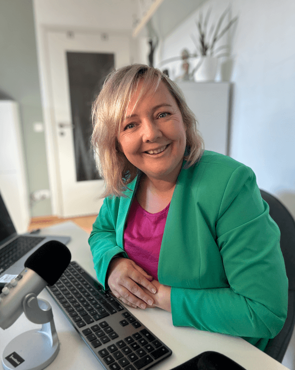 Yvonne Schumann lächelnd am Schreibtisch
